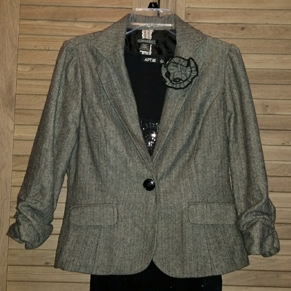 Black and gray blazer